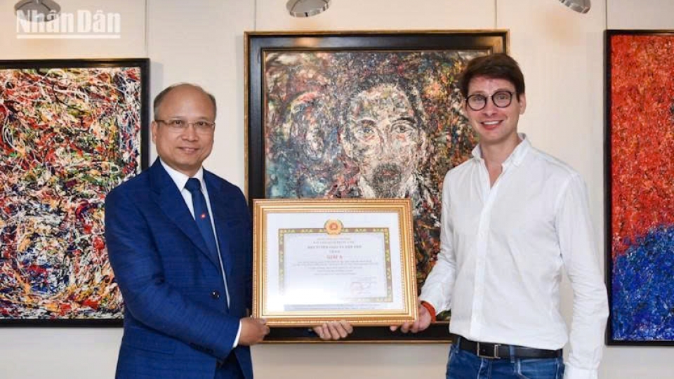 Georg Esco's painting portraiting President Ho Chi Minh wins first prize
